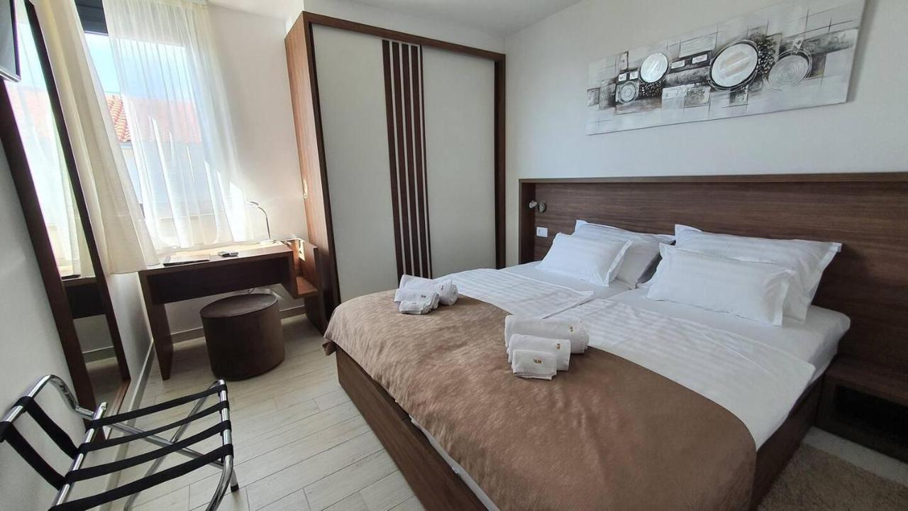 Family Friendly Apartments With A Swimming Pool Sveti Filip I Jakov, Biograd - 19325 Exteriör bild